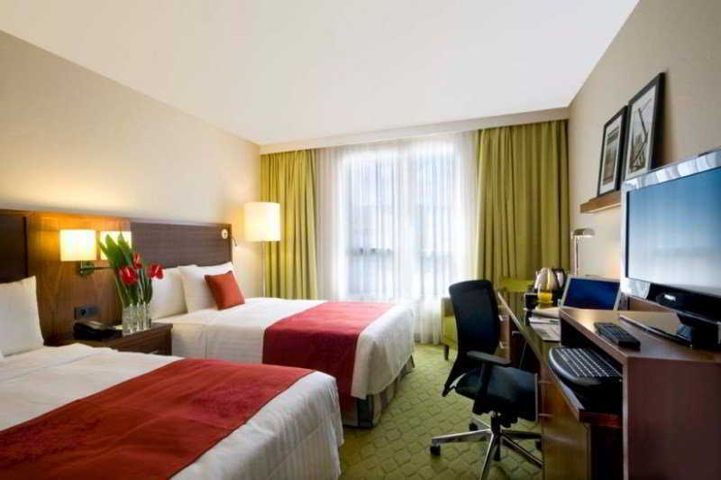 Courtyard By Marriott Paris Saint Denis Hotel Room photo